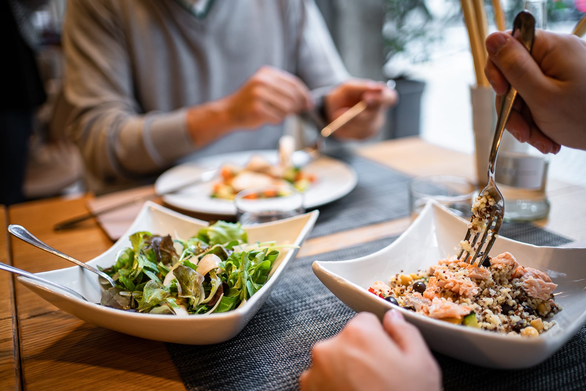 Persone che mangiano insalate miste per menù pranzo